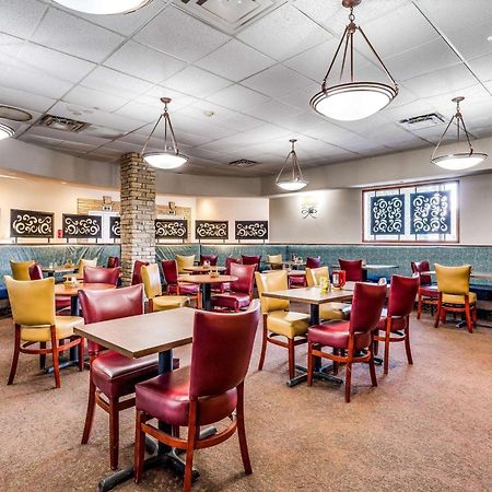 Готель Wyndham Garden Wichita Downtown Екстер'єр фото