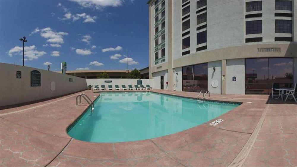 Готель Wyndham Garden Wichita Downtown Екстер'єр фото
