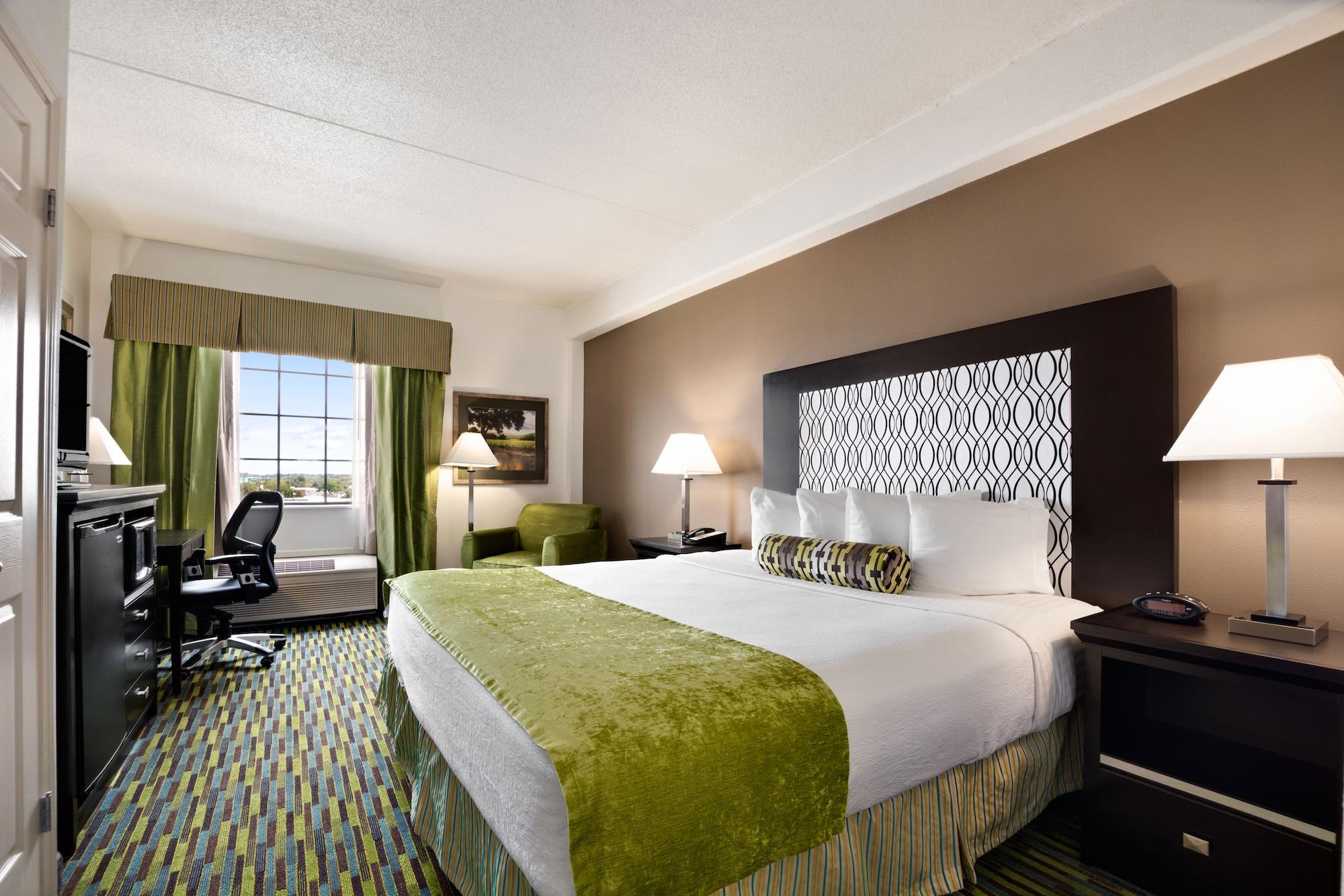 Готель Wyndham Garden Wichita Downtown Екстер'єр фото