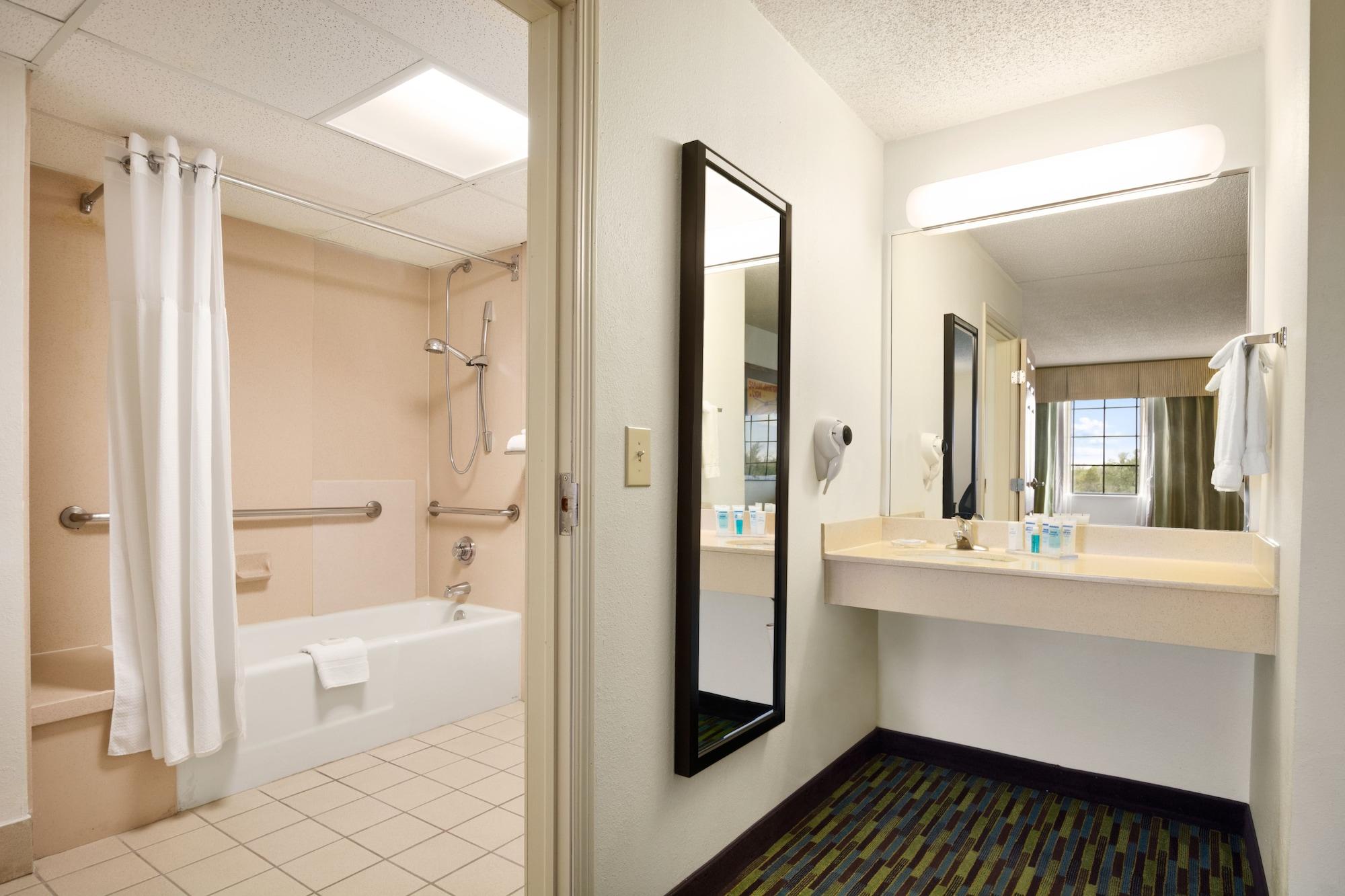 Готель Wyndham Garden Wichita Downtown Екстер'єр фото