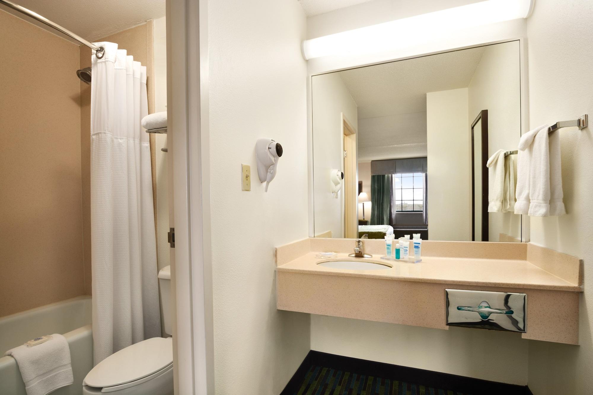 Готель Wyndham Garden Wichita Downtown Екстер'єр фото
