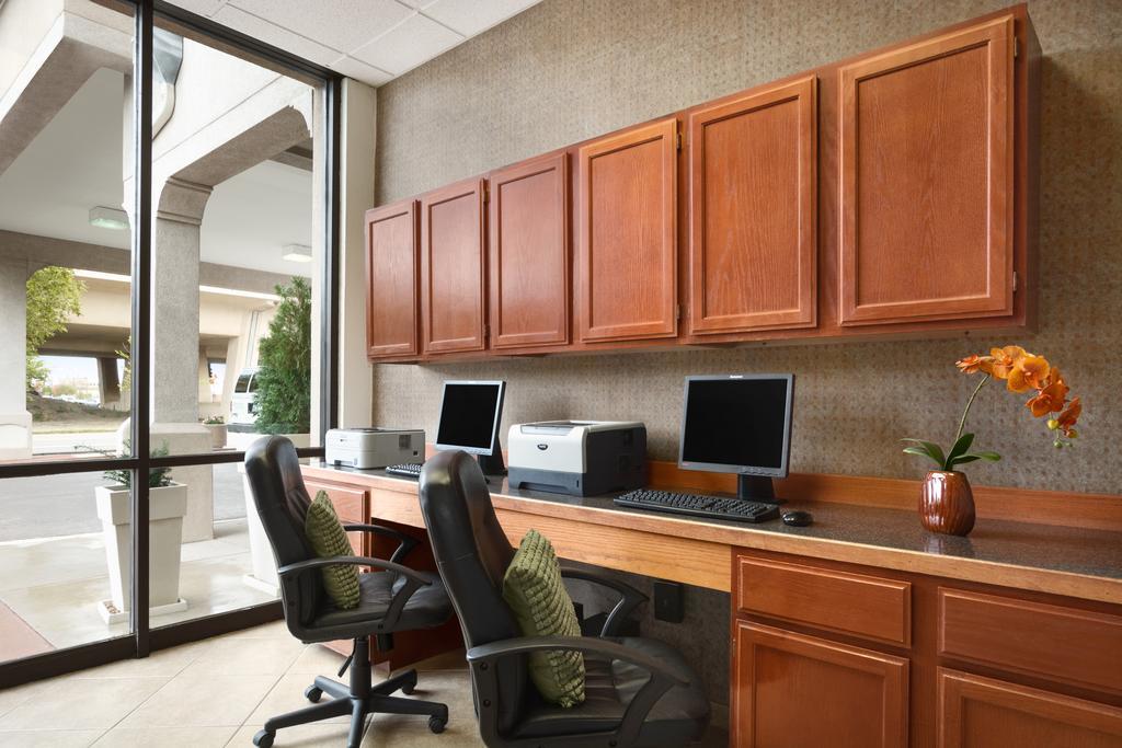 Готель Wyndham Garden Wichita Downtown Екстер'єр фото