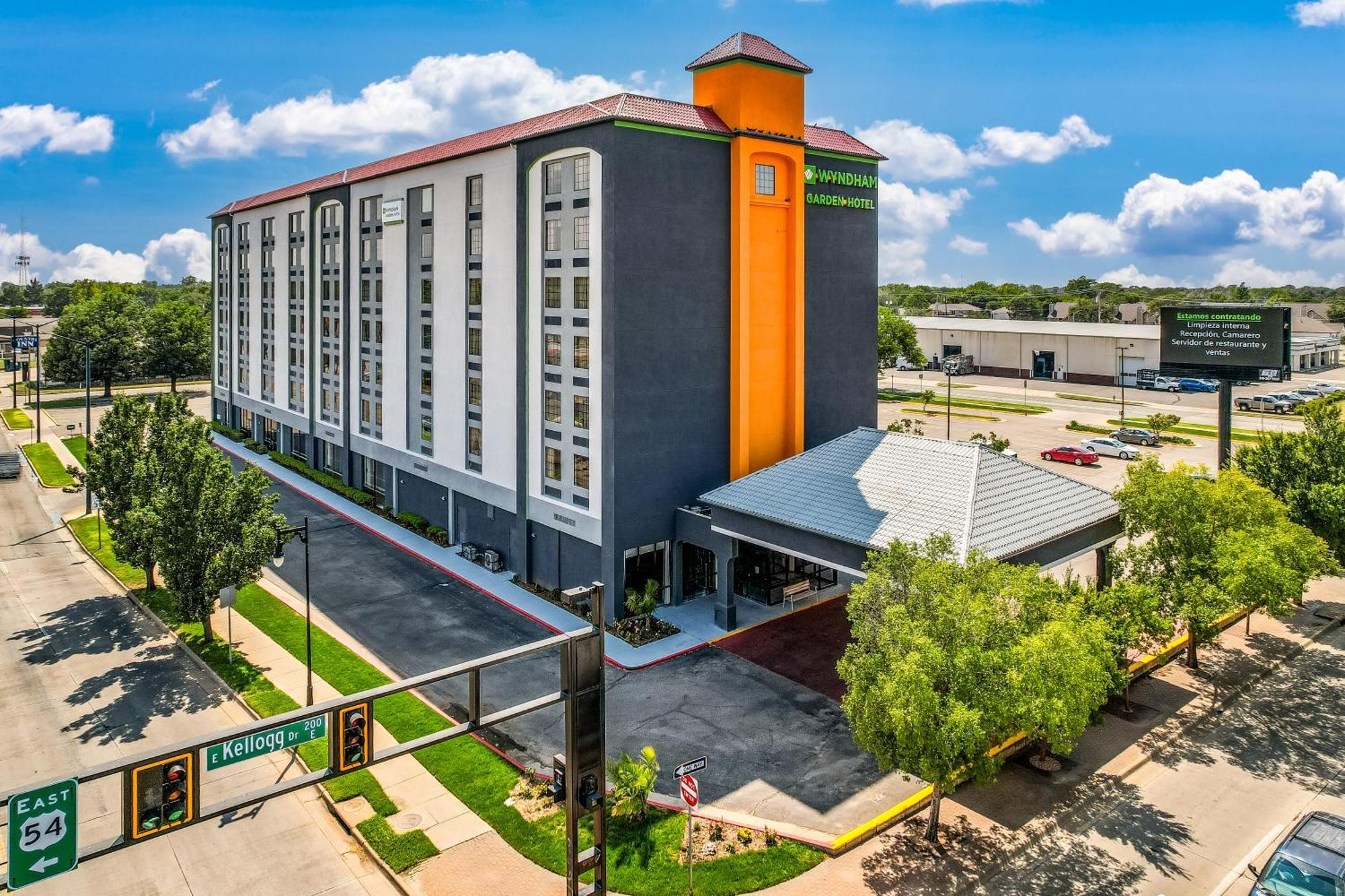Готель Wyndham Garden Wichita Downtown Екстер'єр фото