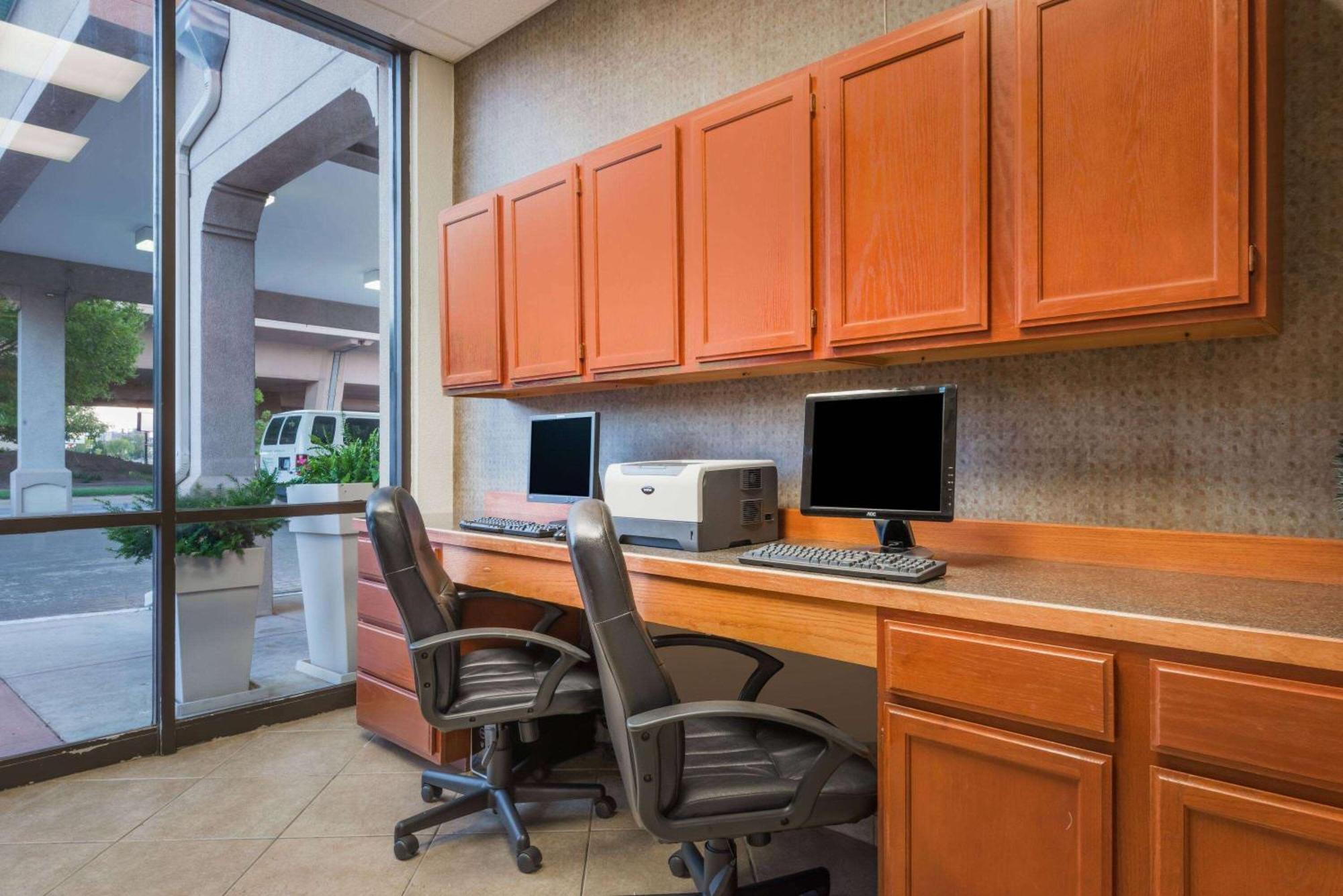 Готель Wyndham Garden Wichita Downtown Екстер'єр фото