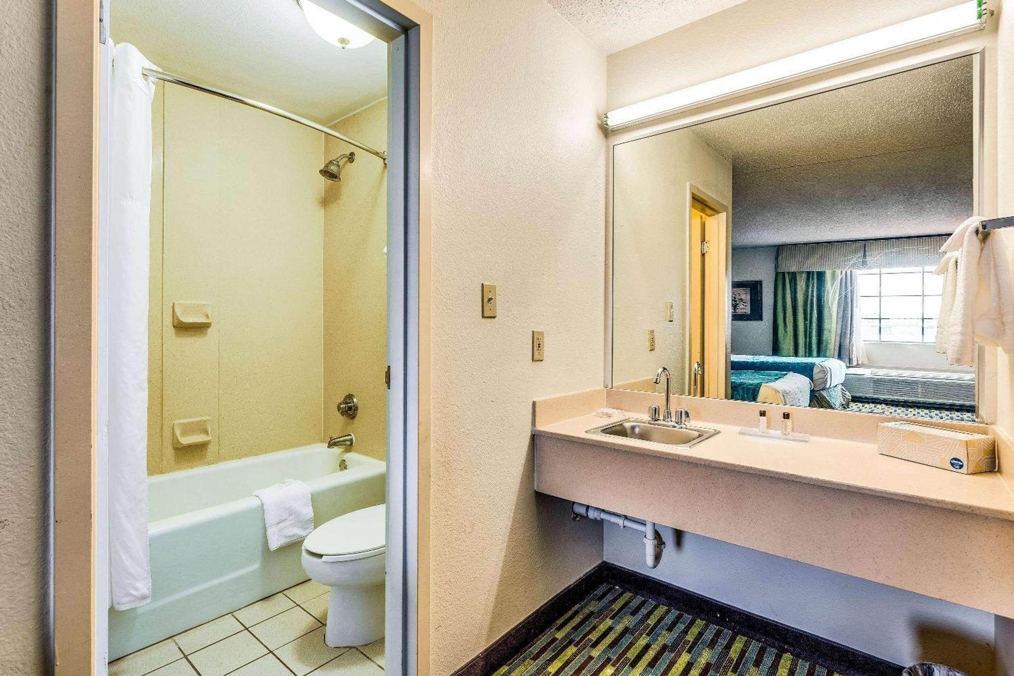 Готель Wyndham Garden Wichita Downtown Екстер'єр фото