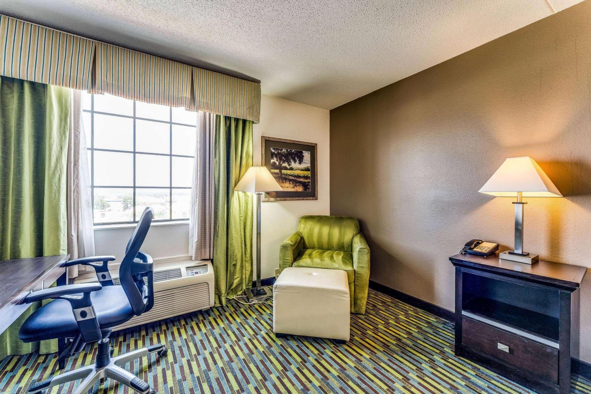 Готель Wyndham Garden Wichita Downtown Екстер'єр фото