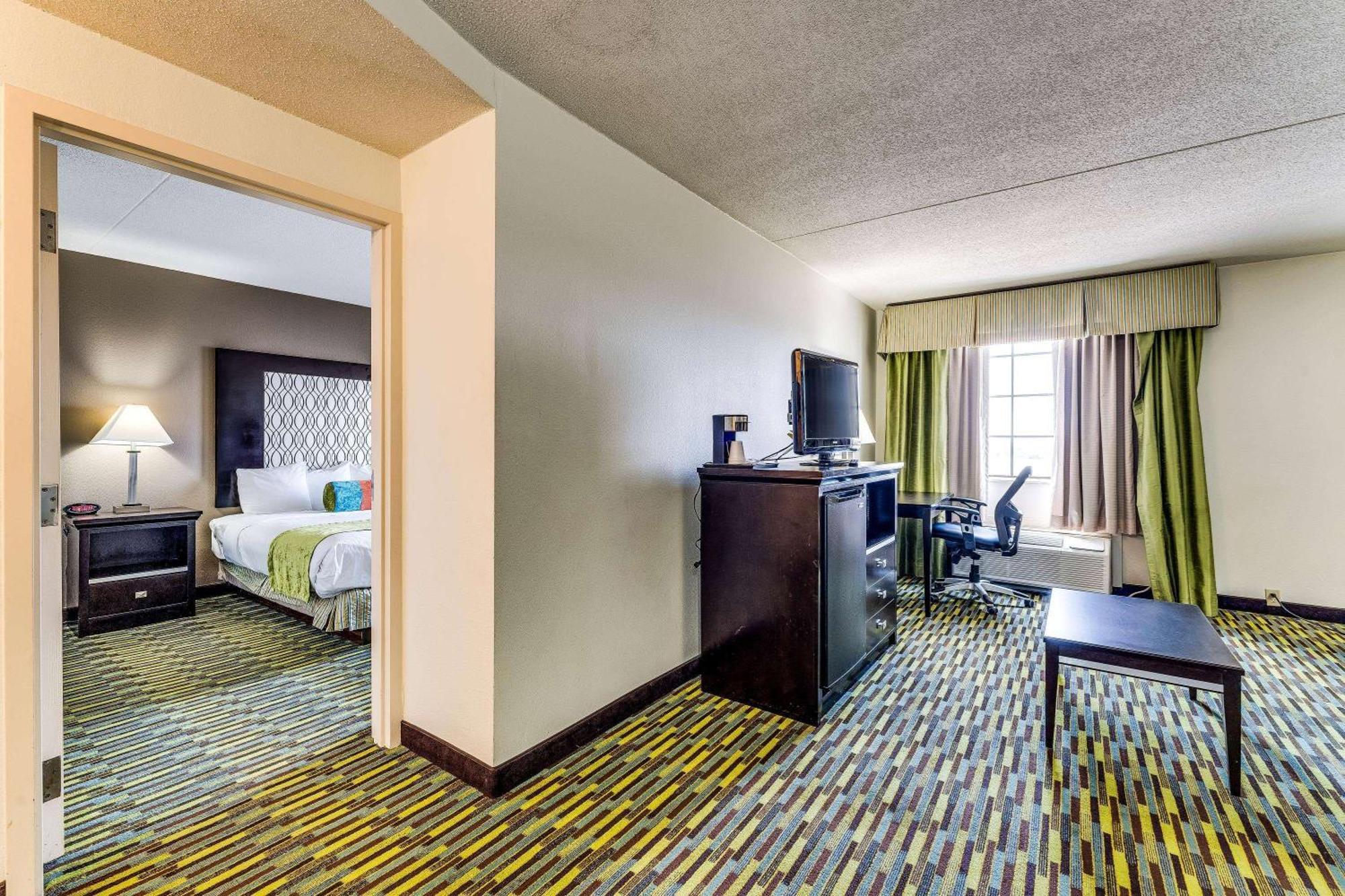 Готель Wyndham Garden Wichita Downtown Екстер'єр фото