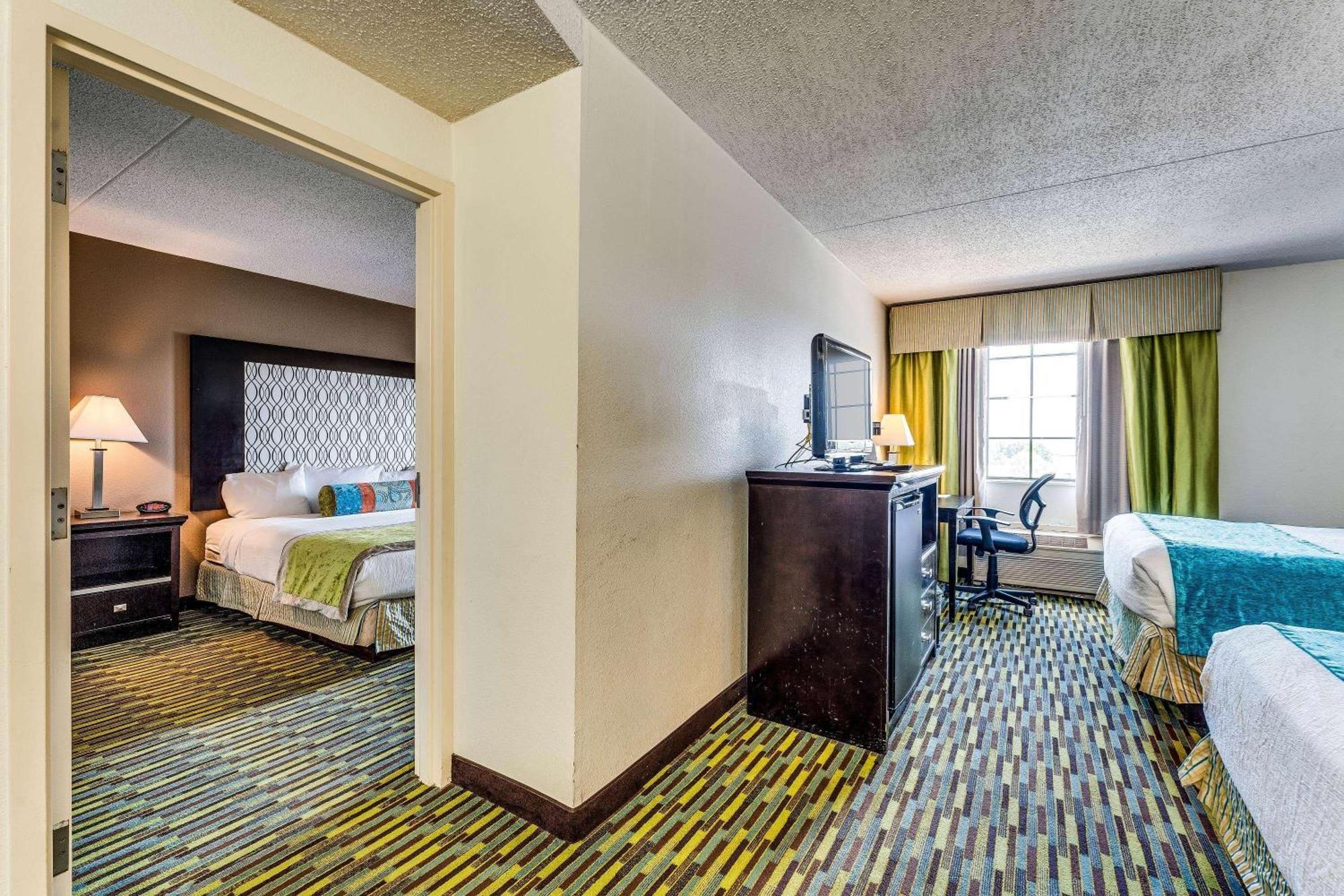Готель Wyndham Garden Wichita Downtown Екстер'єр фото