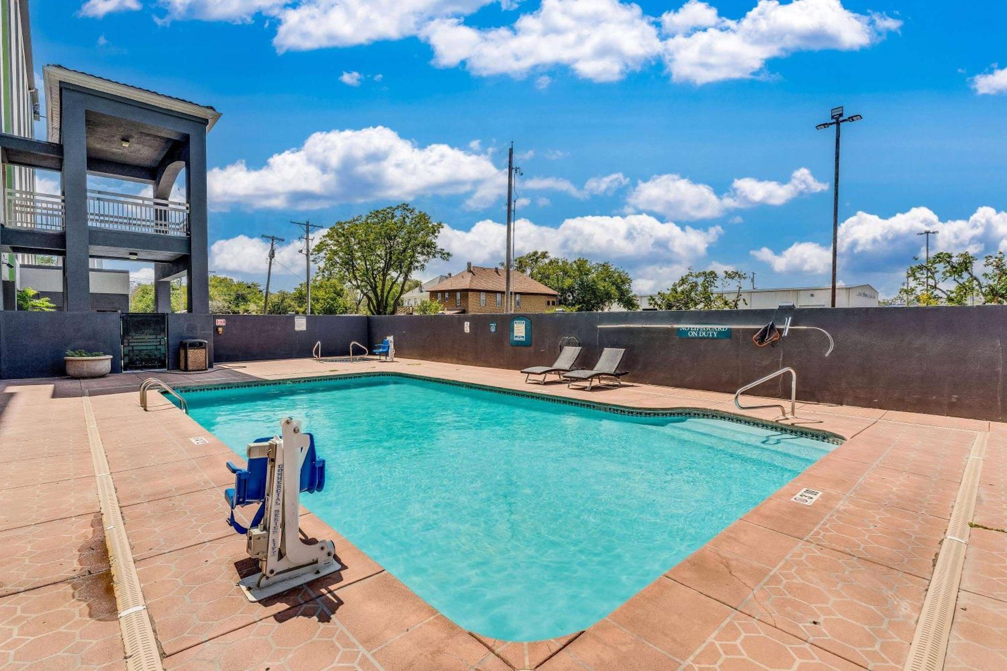 Готель Wyndham Garden Wichita Downtown Екстер'єр фото