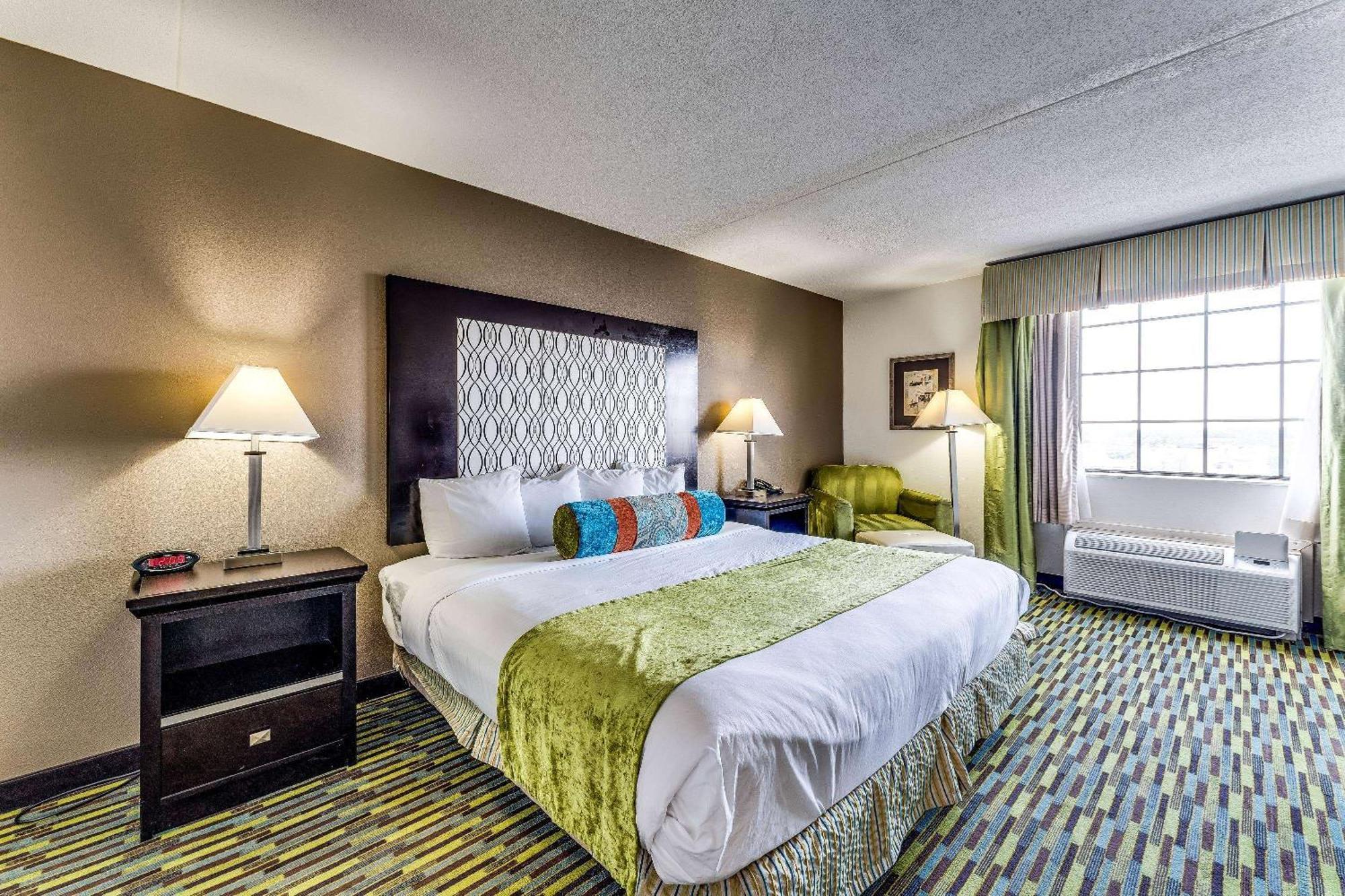 Готель Wyndham Garden Wichita Downtown Екстер'єр фото
