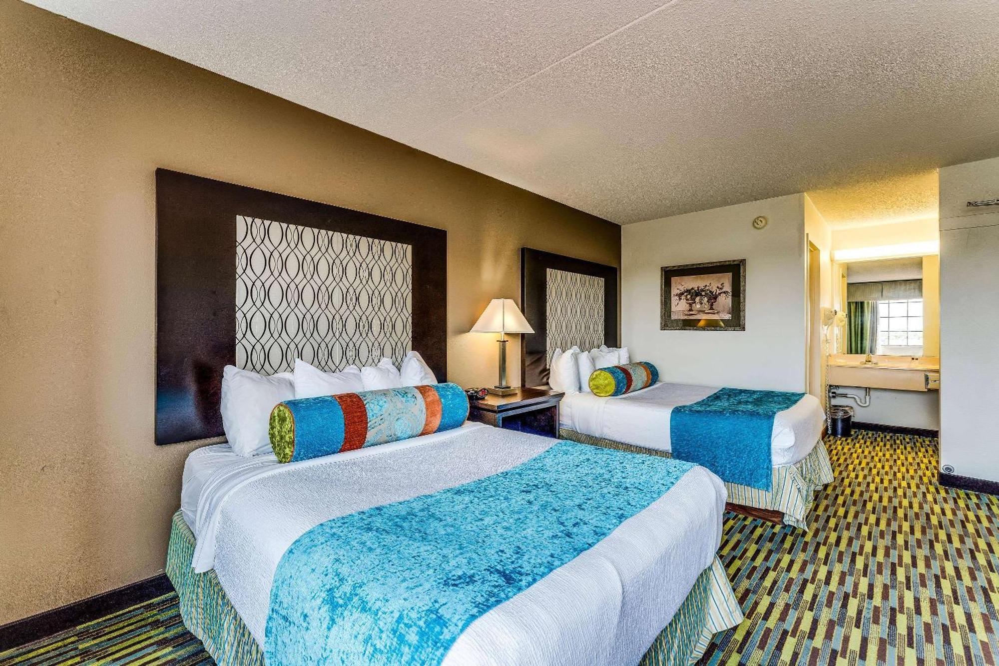 Готель Wyndham Garden Wichita Downtown Екстер'єр фото