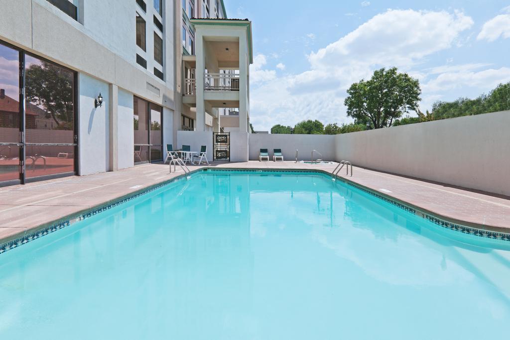 Готель Wyndham Garden Wichita Downtown Екстер'єр фото