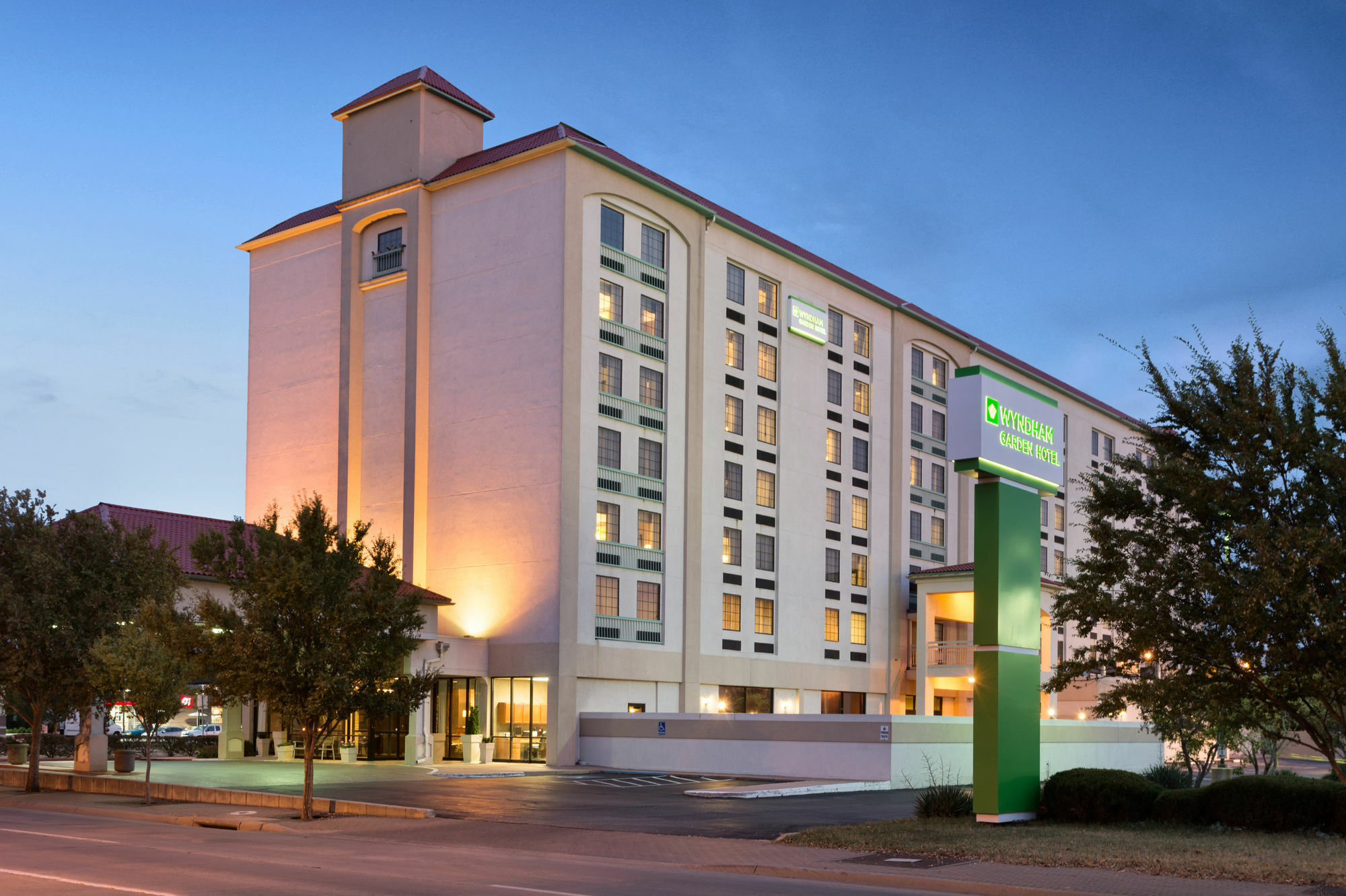 Готель Wyndham Garden Wichita Downtown Екстер'єр фото